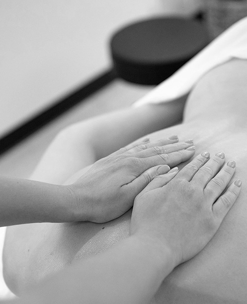 bodyworks guelph - hands massaging spine